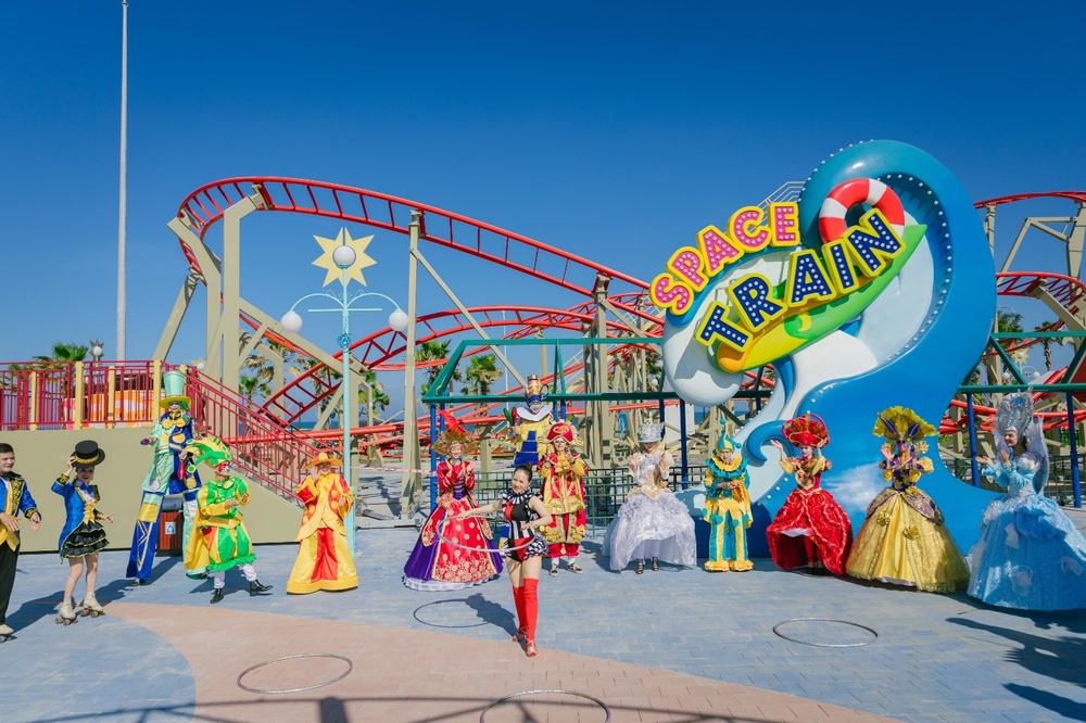 Circus Land có các show diễn lễ hội đầy màu sắc àco homes