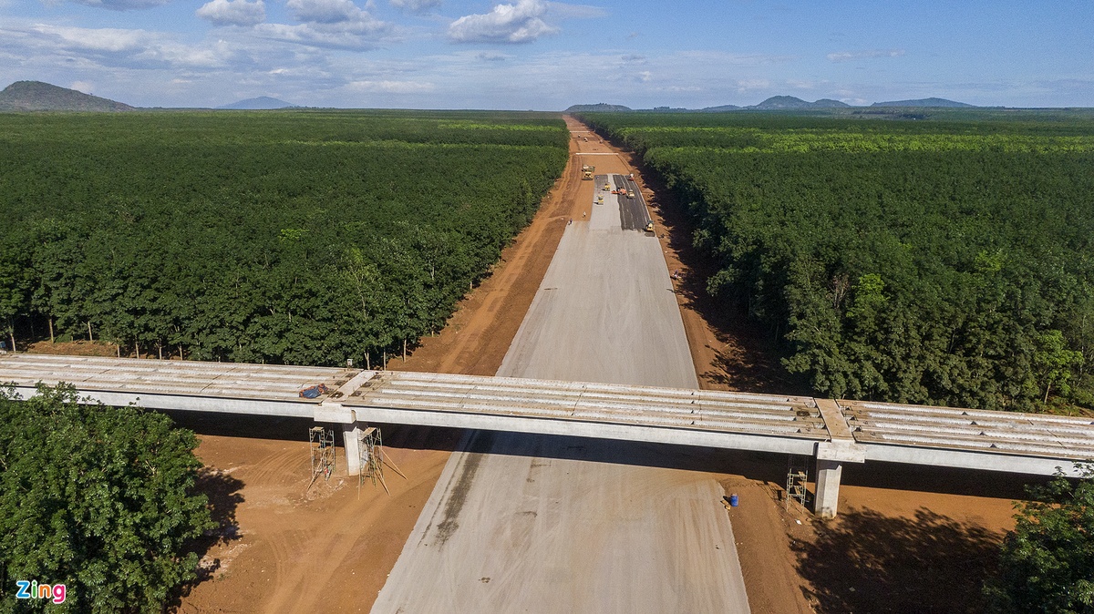Công trường cao tốc Phan Thiết Dầu Giây trong giai đoạn đẩy tiến độ 11